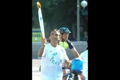 Diferentes personalidades del mundo del deporte, portaron la antorcha por las calles de la capital. Manuel Estiarte, dos veces medallista con la selección de waterpolo, fue el encargado de abrir la marcha.