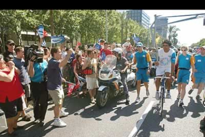 Miguel Indurain, medalla de oro en Atlanta 96, recorrió las calles de Barcelona.