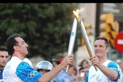 El Duque de Palma fue el encargado de pasar el último relevo al ex baloncestista Juan Antonio San Epifanio, último portador de la antorcha este año y en el 92.