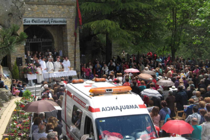 La explanada de la ermita reúne a numeroso público.