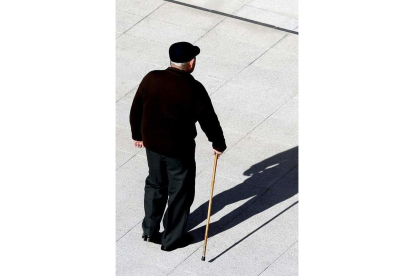 Un jubilado camina por la capital vizcaína.