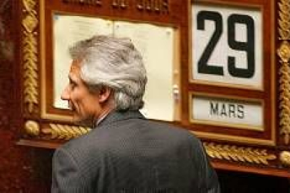 El primer ministro francés, Dominique de Villepin, abandonando la Asamblea Nacional de París