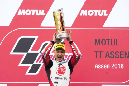 Takaaki Nakagami levanta la copa de campeón de Moto2, en el circuito de Assen.