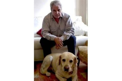 El escritor Juan Marsé con su perro Simón