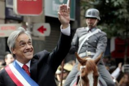 Piñera saluda a su llegada a la Catedral Metropolitana de Santiago de Chile.