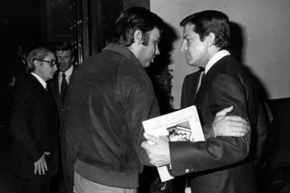 Felipe González y Adolfo Suárez conversan en los pasillos del Congreso de los Diputados, en una imagen de 1980.