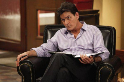 Charlie Sheen, en una escena de 'Terapia con Charlie'.