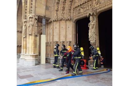 Un momento del simulacro de incendio en la Catedral. DL