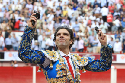 José Tomás, habitual ya en la feria de León, con las orejas que cortó a su segundo toro en la plaza mexicana