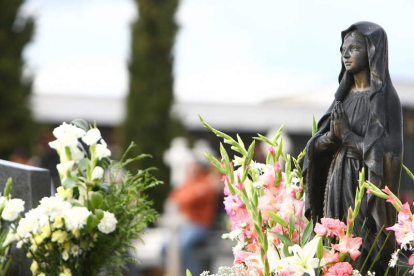 Ramos de flores, en una imagen tomada en el cementerio de Ponferrada.