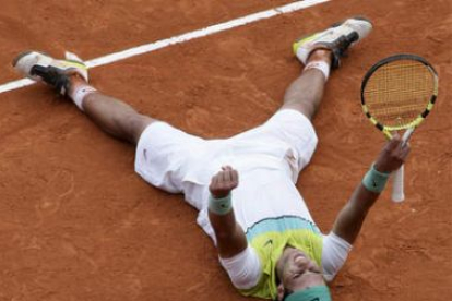 Rafa Nadal celebra la victoria frente al serbio Novak Djokovic