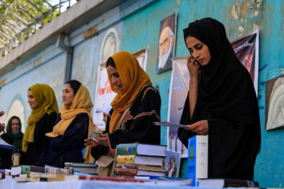 Un grupo de mujeres celebra en Kabul el Día del Libro. STRINGER