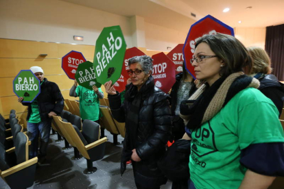 Miembros de la PAH Bierzo, ayer en la Casa de la Cultura de Ponferrada.