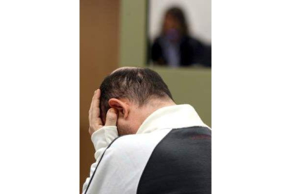 Alejandro Martínez Singul se tapa el rostro en el juicio.