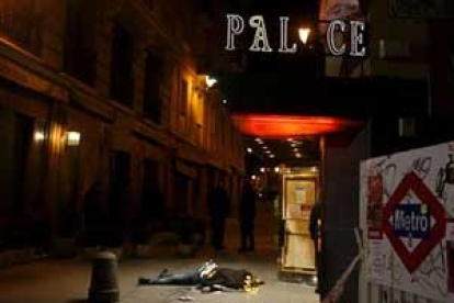 El cuerpo sin vida de un hombre permanece en el suelo, a la entrada de la discoteca "Heaven Palace".