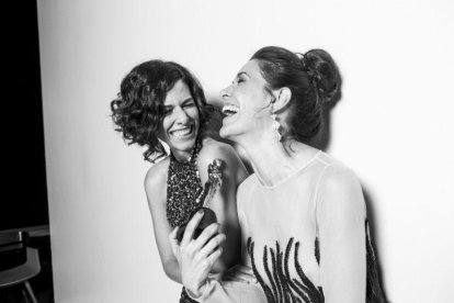 Cristina Teva y Raquel Sanchez Silva, en la imagen promocional de Movistar+ para 'La gran noche de los Oscar' del 2017.