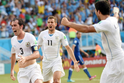 Diego Godín celebra el gol que daba la clasificación a Uruguay.