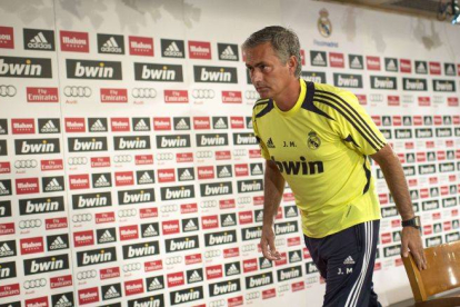 Jose Mourinho abandona la sala de prensa.
