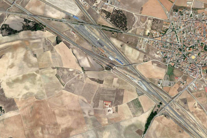 Vista cenital de la bifurcación ferroviaria de Olmedo, donde se prevé acometer la válvula para girar trenes transversales hacia Valladolid. DL