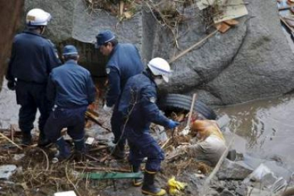 Un equipo de rescate recupera un cadáver en una de las zonas afectadas por el tsunami.