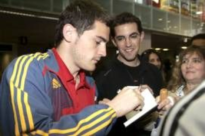 Casillas firmando autógrafos a la llegada de la selección española a Riga, la capital letona