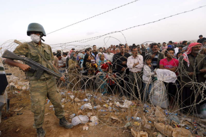 Los refugiados sirio-kurdos se agolpan en la frontera con Turquía.