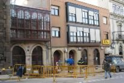 Un momento de los trabajos realizados ayer junto a la casa modernista