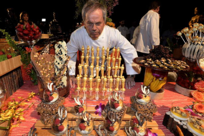 El chef austriaco Wolfgang Puck posa junto a las estatuillas de chocolate que servirá en el Baile del Gobernador.