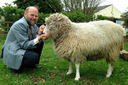 Imagen de la oveja Dolly, acariciada por su creador, el británico Ian WilmuImage.