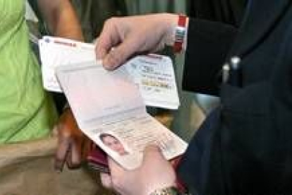 Iberia empezó ayer a pedir la identificación de los viajeros en todos los vuelos