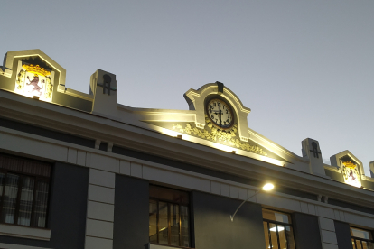 Escudos y reloj iluminados de la antigua estación de tren. PP DE LEÓN