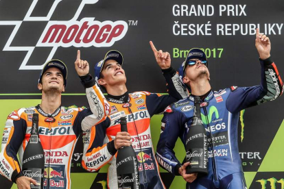Pedrosa, Márquez y Lorenzo señalan al cielo para recordar a Ángel Nieto en el podio de Brno. MARTIN DIVISEK