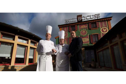Bocuse posa junto a los chefs Jerome Bocuse y Christophe Mulle. i.i