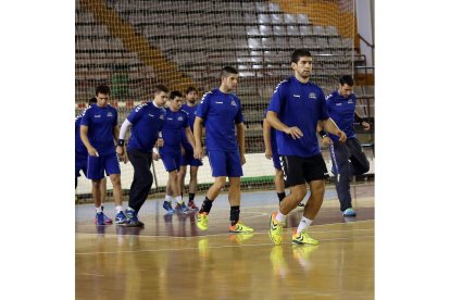 Los jugadores del Abanca Ademar durante un entrenamiento en el Palacio.