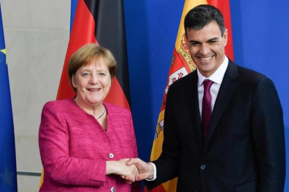 Merkel y Sánchez se estrechan la mano tras la rueda de prensa que han celebrado en Berlín.