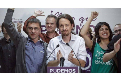 Pablo Iglesias saluda a los simpatizantes tras conocer los resultados electorales.