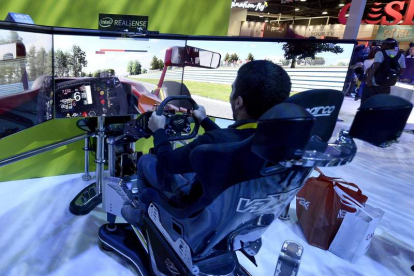 Un hombre prueba un simulador de coche en la feria de tecnología CES en Las Vegas. Paul Buck