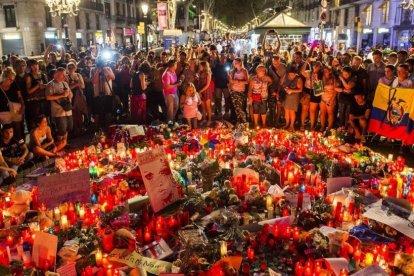 Peluches, velas, dibujos y notas depositadas en memoria de las víctimas del atentado en el Pla de lOs a la Rambla de Barcelona.