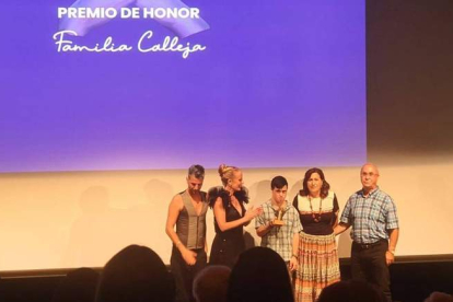 Rubén Calleja sostiene el premio concedido anoche por Ibiza Inclusion. IMAM COMUNICACIÓN