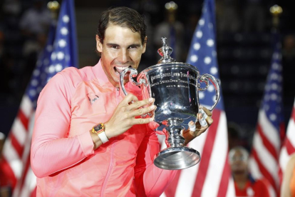 Rafa Nadal posa con el trofeo de campeón del Abierto de EEUU