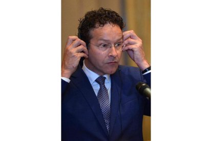 El candidato holandés a presidir el Eurogrupo, Jeroen Dijsselbloem, y el español, Luis de Guindos.