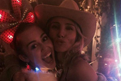 Elsa Pataky y Miley Cyrus, en una imagen que ambas han colgado en sus respectivas cuentas de Instragram.
