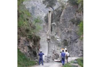 Una gran máquina efectúa una perforación en medio de la carretera