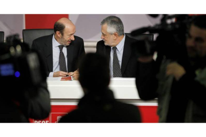Rubalcaba y Griñán, durante el Comisión Ejecutiva Federal del PSOE.