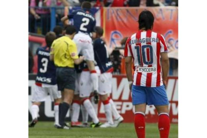 El delantero argentino del AtléticO, Kun Agüero, observa a los jugadores del Osasuna celebrando un g