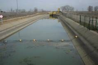 Canal principal de riego de la comunidad del Páramo Bajo a su paso por la localidad de Zuares