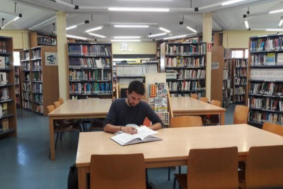Un periodista consulta la tesis doctoral de Pedro Sánchez en la biblioteca de la universad privada Camilo José Cela, en Villanueva de la Cañada.