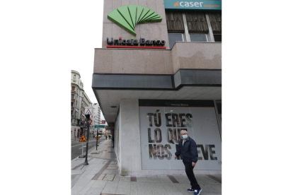 Imagen de una sucursal del banco en la calle Ordoño. RAMIRO