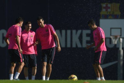 Xavi Hernández, Leo Messi y Sergio Busquets, en el entrenamiento del Barça, este viernes.