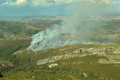 El incendio del campo de tiro del Teleno, en una imagen tomada por la Brif Tabuyo. BRIF TABUYO